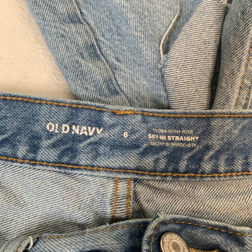 Old Navy Sky-Hi Straight Extra High-Rise Distressed‎ Light Wash Jeans Womens 6